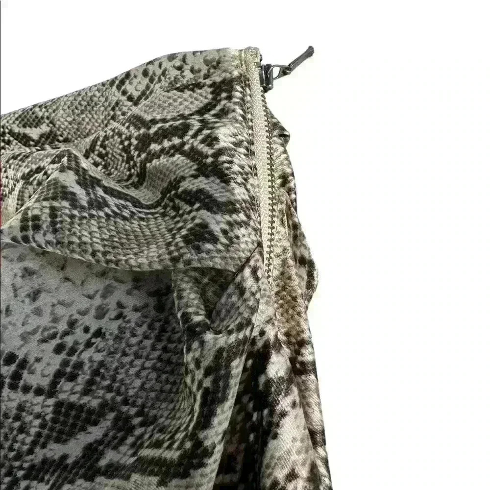 BODY BY VICTORIA SNAKE SKIN SATIN SIDE ZIP WITH RUTCH AND SLIT SIZE 6 - Picture 2 of 6